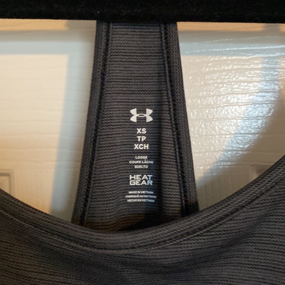 Under Armour women’s loose fit heat gear athletic tank top - Picture 3 of 4